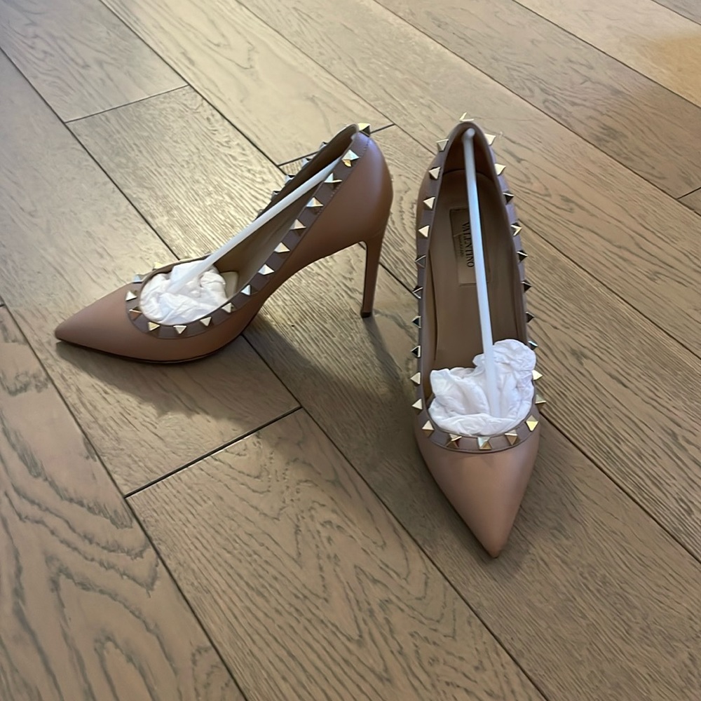 Valentino Nude Rockstud Pumps Size 37. Amazing condition. With box and dust bag.